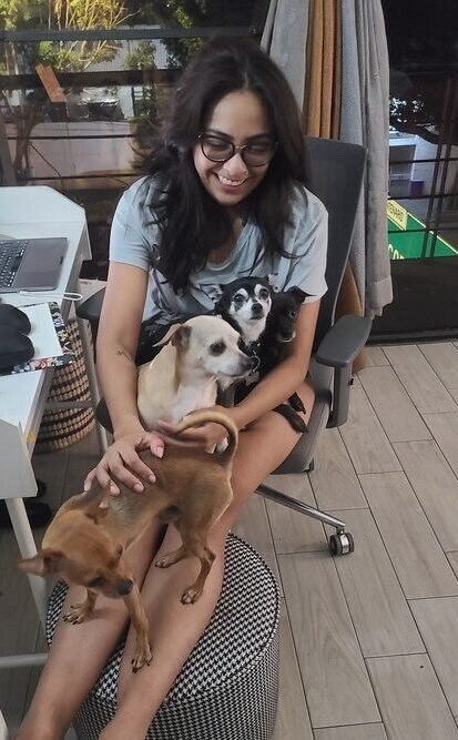 Esbe, fundadora de PioYolos, con sus tres perros