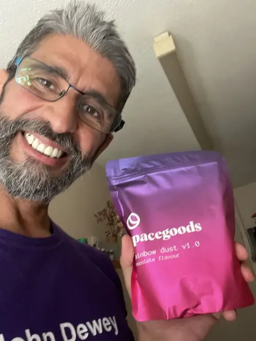 Cliente de PioYolos sosteniendo su paquete de premios